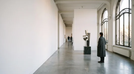 Galerie d'art épurée à Bruxelles évoquant la transition entre l'art moderne et l'art contemporain