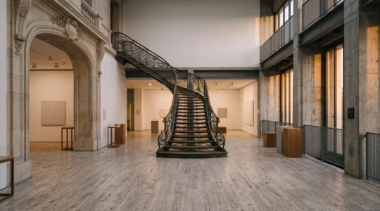 Vue symbolique d'un espace d'exposition contemporain reliant les esthétiques française, allemande et italienne avec une architecture bruxelloise en toile de fond